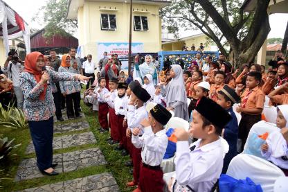 Ketua GPMB Sumut Serahkan Gerobak Baca dan Bantuan Buku di TPA Terjun